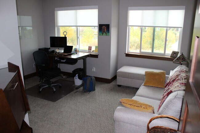 Building Photo - Stunning Fully Furnished Townhome with Lake Views