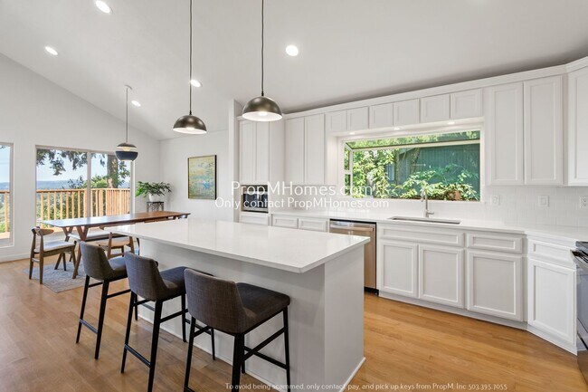 Building Photo - Mid-Century Modern Three Bedroom in Happy Valley!