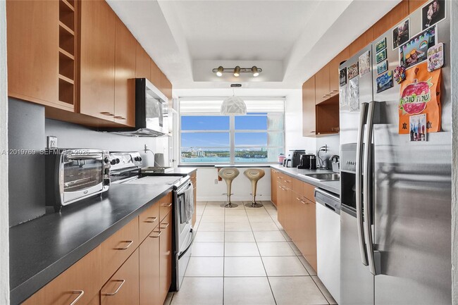 Building Photo - 18021 Biscayne Blvd