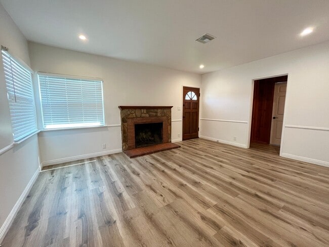 Building Photo - Completely Renovated Jem just north of Ven...