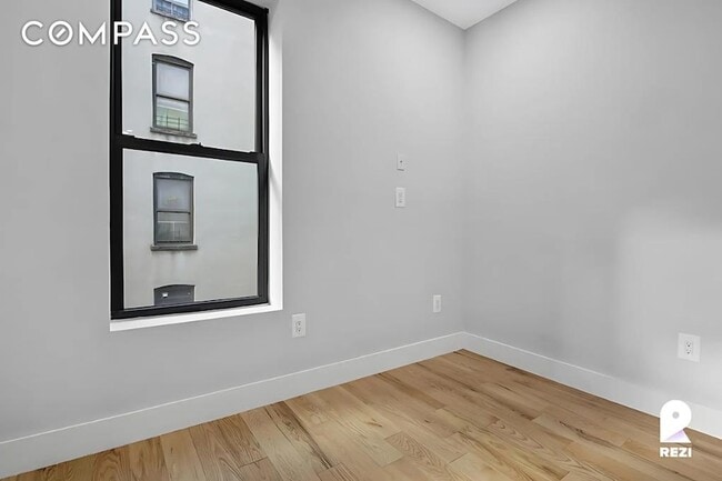 Building Photo - 175 E 105th St