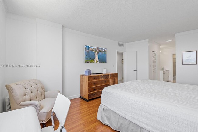 Building Photo - 300 Bayview Dr