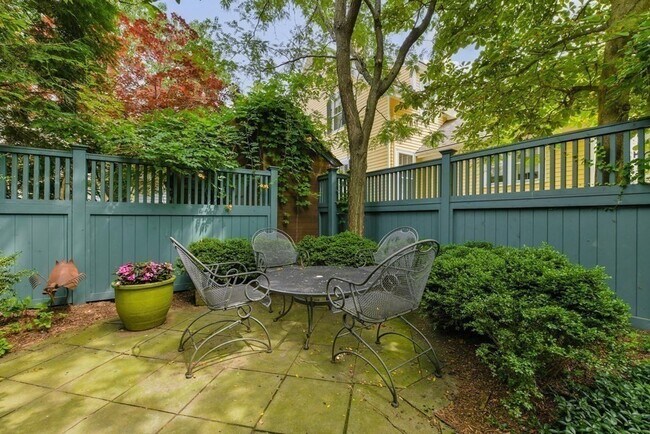 Building Photo - 14 Ash St