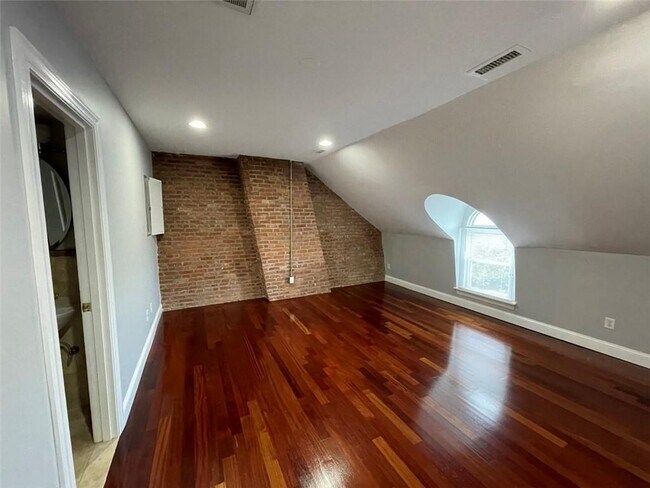 Building Photo - 422 Broadway,