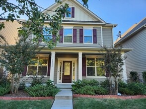 Building Photo - Charming Davidson 4-Bedroom with Modern Fi...