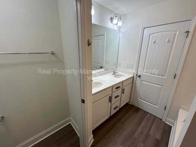 Building Photo - 156 Polaris Ave