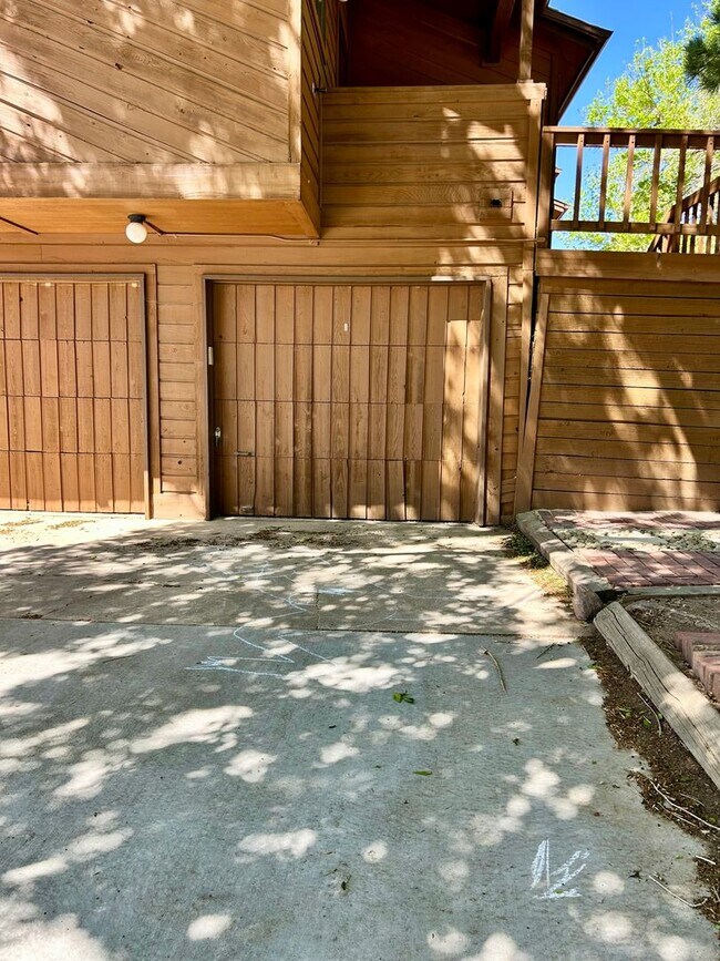 Building Photo - Beautiful & Bright Corner Condo in North Boulder