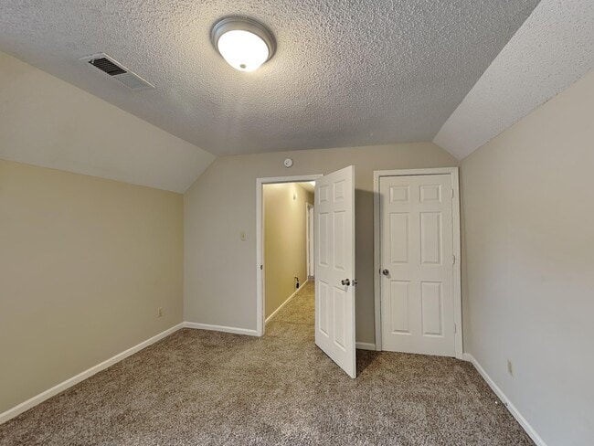 Building Photo - 5863 Pipers Green Ln