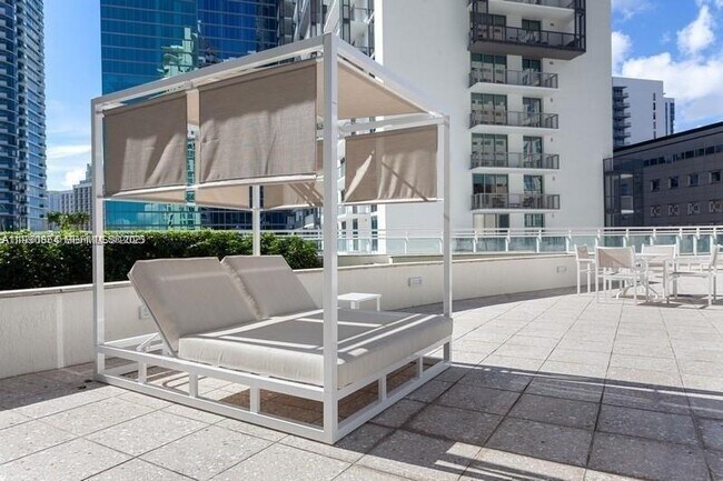 Building Photo - 300 S Biscayne Blvd