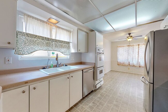 Building Photo - Large Family home - 4 Bedroom / 3 Bath