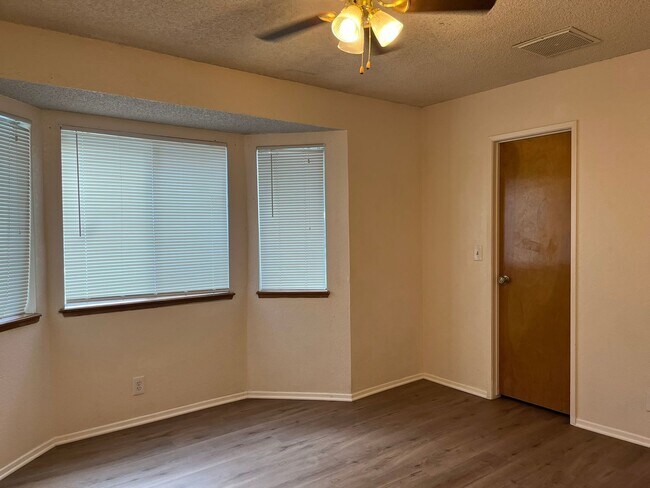 Building Photo - 3 bedroom 2 bathroom Home in the City of Victorville!
