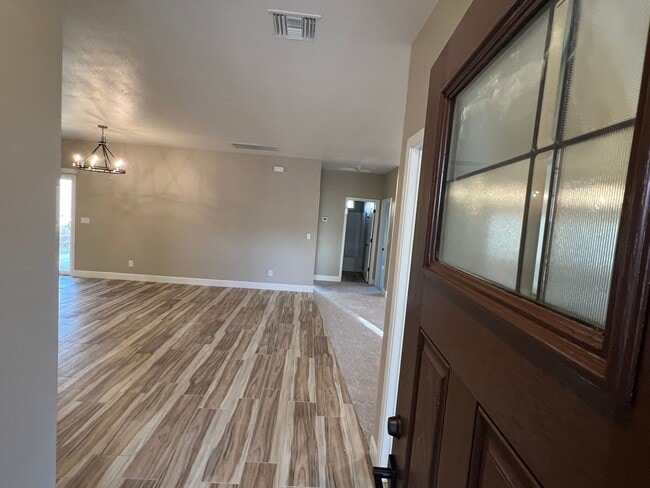 Building Photo - 3 Bedroom Home Located in El Camino Village PETS OK