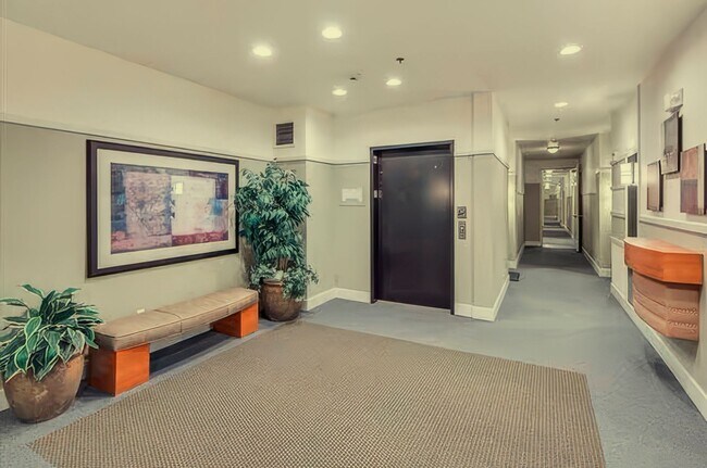 Building Photo - Penthouse condo in the ideal location in t...