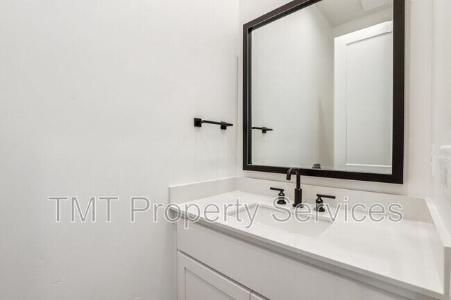 Building Photo - 1007 Bridger Dr