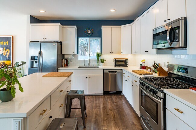 Building Photo - 1460 Yosemite Dr