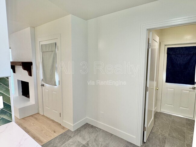 Building Photo - 3224 Little John Dr