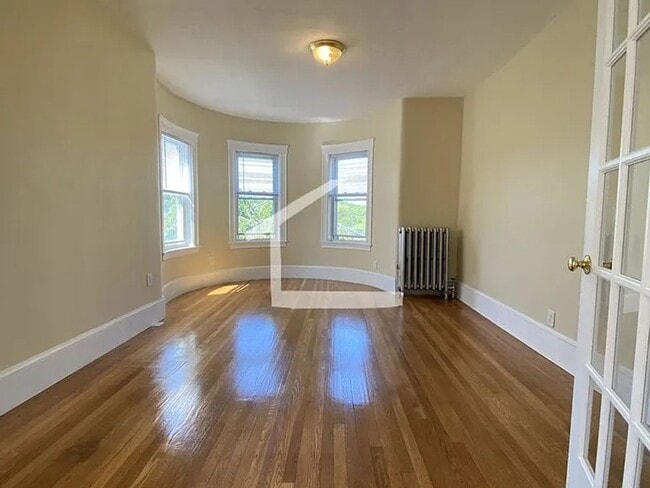 Building Photo - Washington Sq. Area, Heat, Hot Water Included, Lage Bedrooms, Eat-in Kitchen, Porch, Laundry on a...