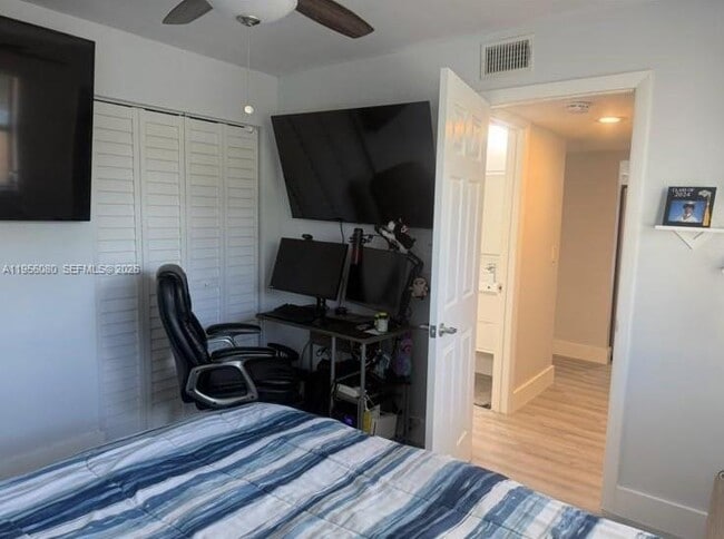 Building Photo - 1327 Towhee St