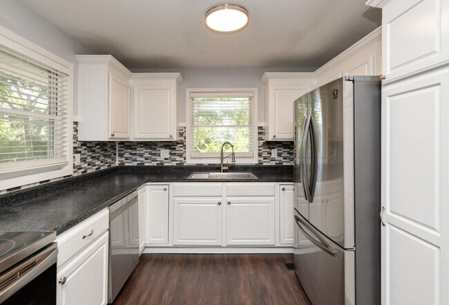 Building Photo - NEWLY UPDATED!! 3 Bedroom, 2 Bathroom Home in Des Moines!