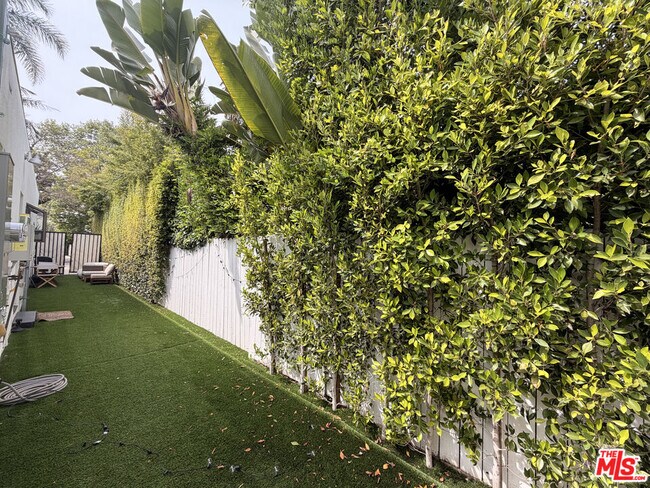 Building Photo - 1162 N Poinsettia Pl