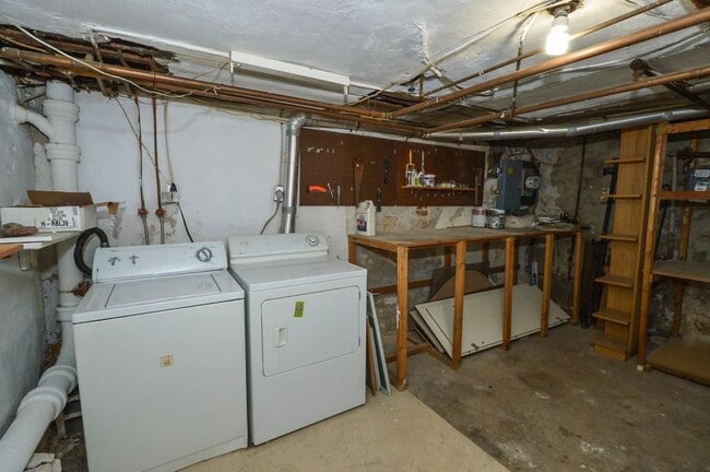 Building Photo - Gorgeous 3-Bedroom Townhouse in Washington Square West! Available mid-July!