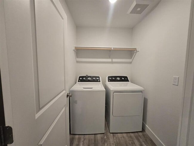 Building Photo - 1 MONTH FREE WHEN YOU SIGN A 15 MONTH LEASE! BRAND NEW TOWNHOME IN THE DESIRABLE SOUTHRIDGE AREA!