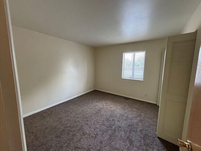 Building Photo - 3 Bedroom Townhome