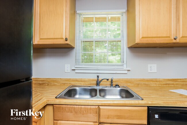 Building Photo - 6580 Short Rd