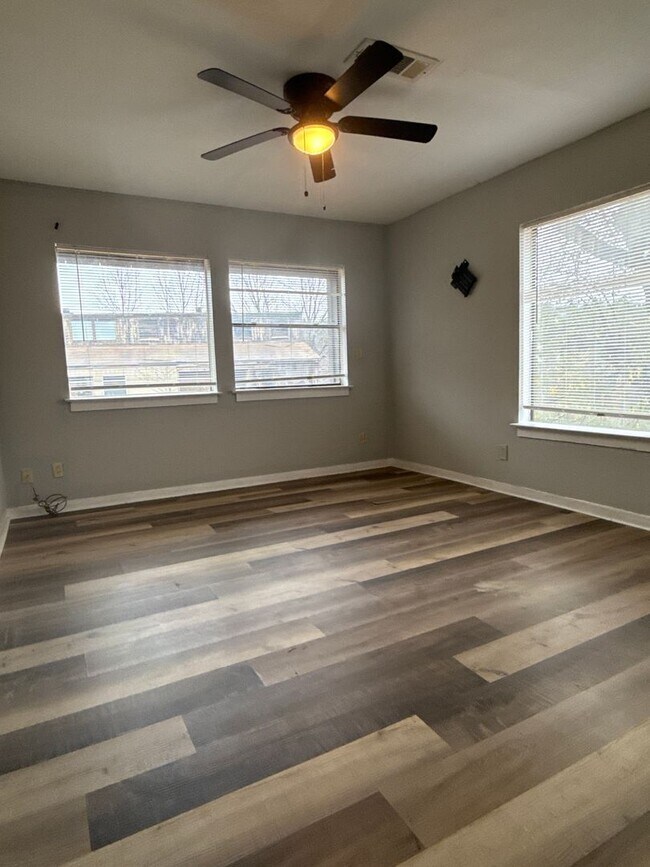 Building Photo - 4 bed 2 bath in Decatur!