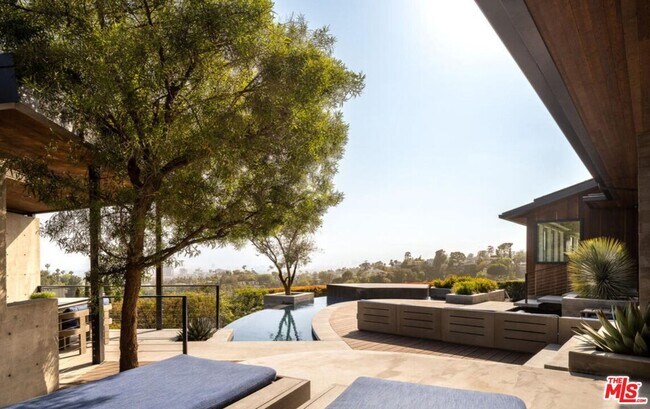 Building Photo - 2532 Canyon Oak Dr