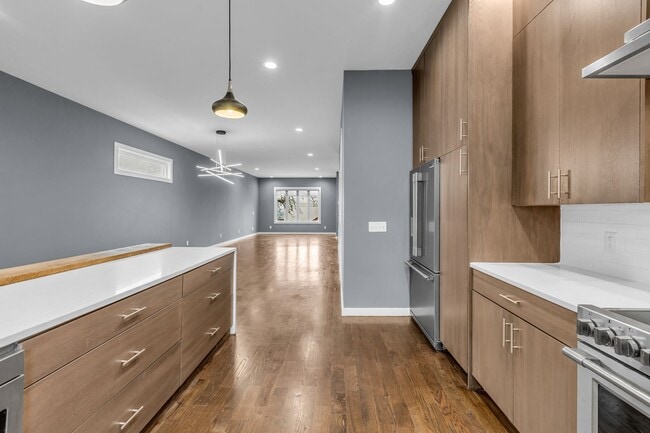 Building Photo - 418 37th Ave N