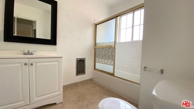 Building Photo - 443 S Wilton Pl