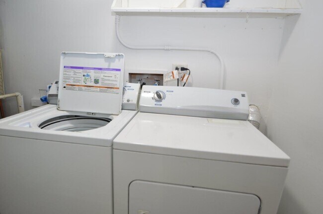 Building Photo - 651 S Stuart Ln