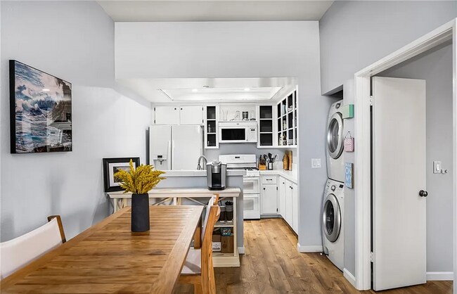 Building Photo - This beautiful, spacious 1-bedroom upper l...