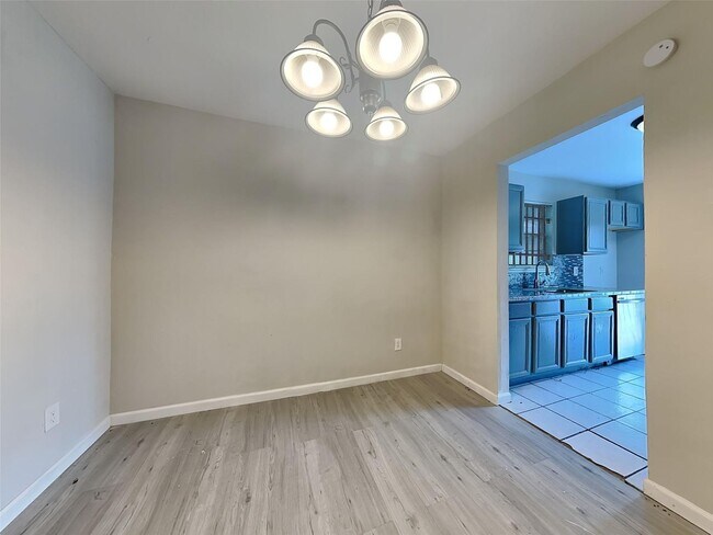 Building Photo - A spacious and move-in ready 3-bedroom, 1.5-bathroom home in Houston is now available. Fresh pain...