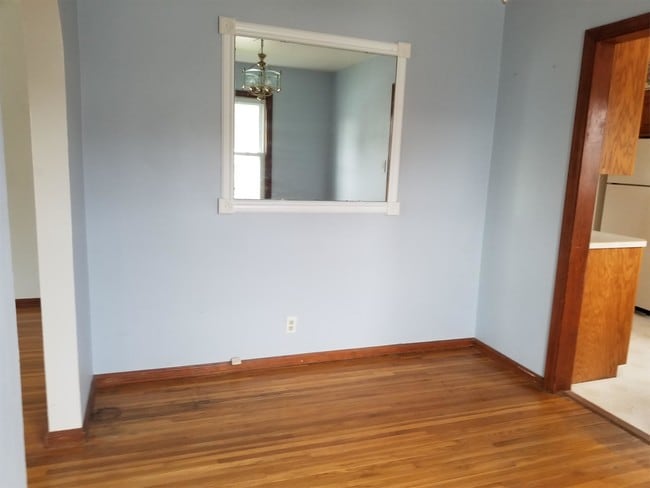 Building Photo - 711 E 5th St