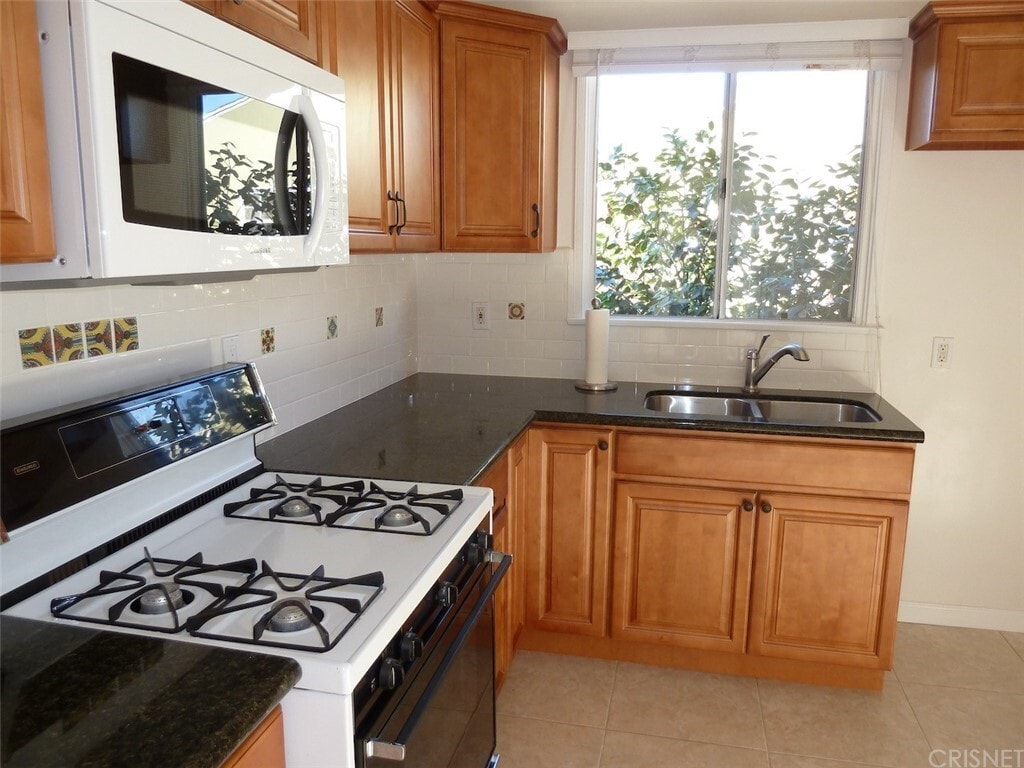 Kitchen - 1211 N Kenwood St