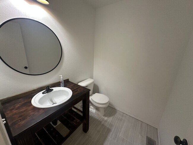 Building Photo - Charming 3-Bedroom Home in Autumn Hill – A...