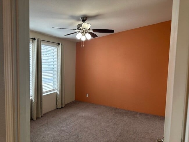 Building Photo - Stylish 3-Bed Home with Backyard & Garage!