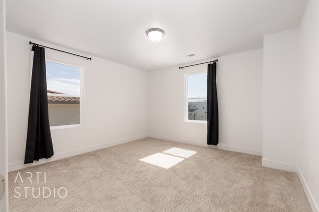 Building Photo - 3 Bedroom, 2.5 Bathroom Townhome in Auburn...