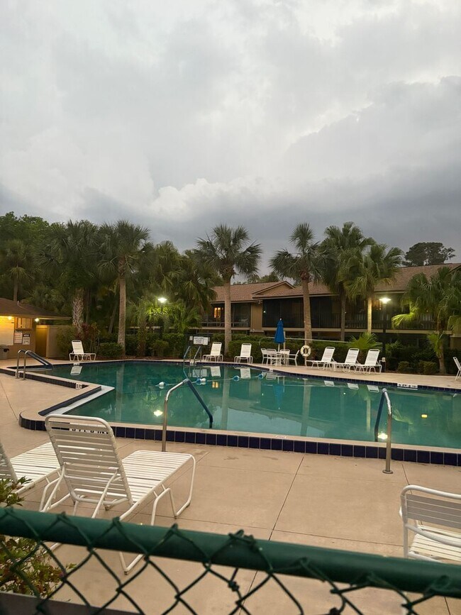 Building Photo - Top-Floor 2 Bed / 2 Bath Condo in Sought-A...