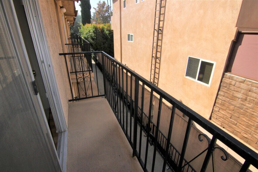 Building Photo - 13552 Burbank Blvd
