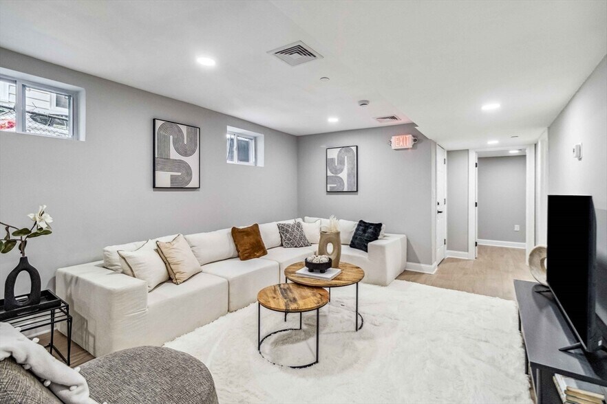 Building Photo - 16 Alston St