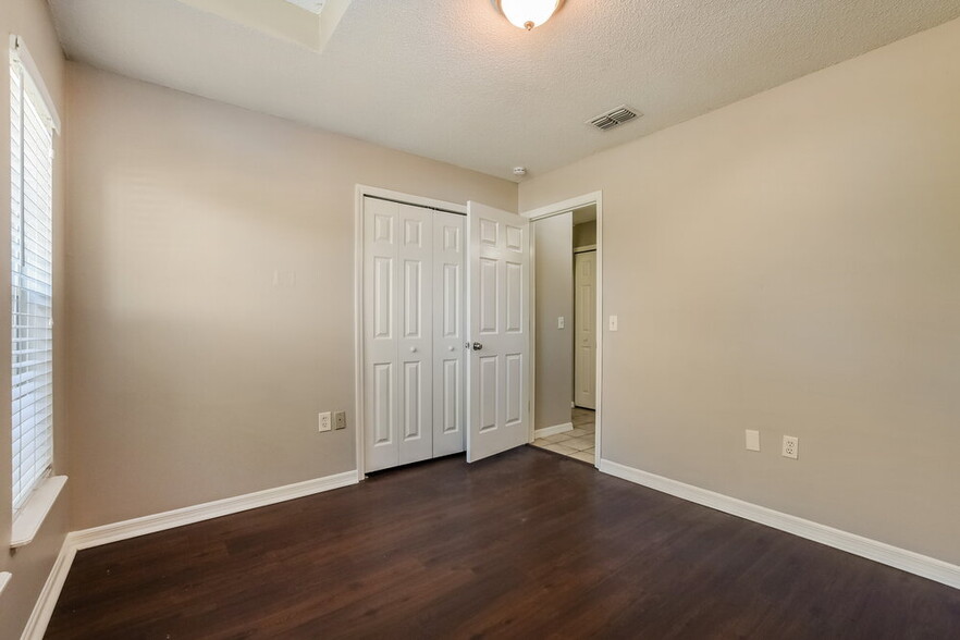 Building Photo - 4202 Mendenwood Ln