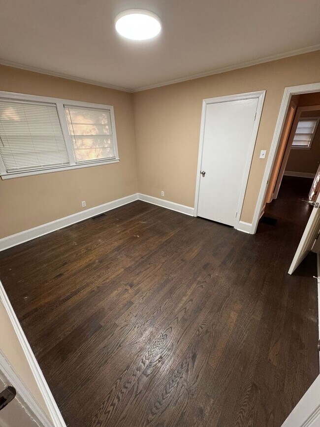 Building Photo - 1042 Westover Cir