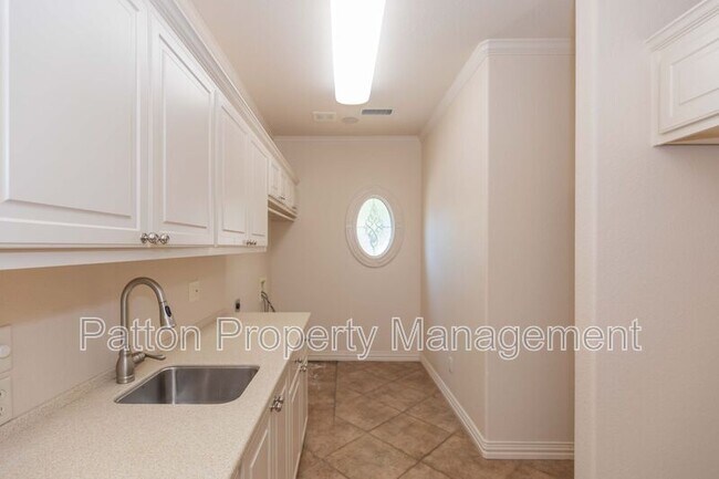 Building Photo - 6910 Logan Pl