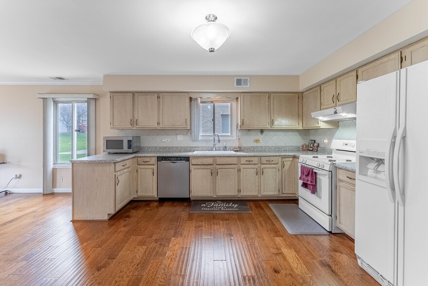 Building Photo - 305 Creekside Dr