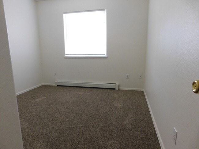 Building Photo - ONE MONTH FREE RENT!