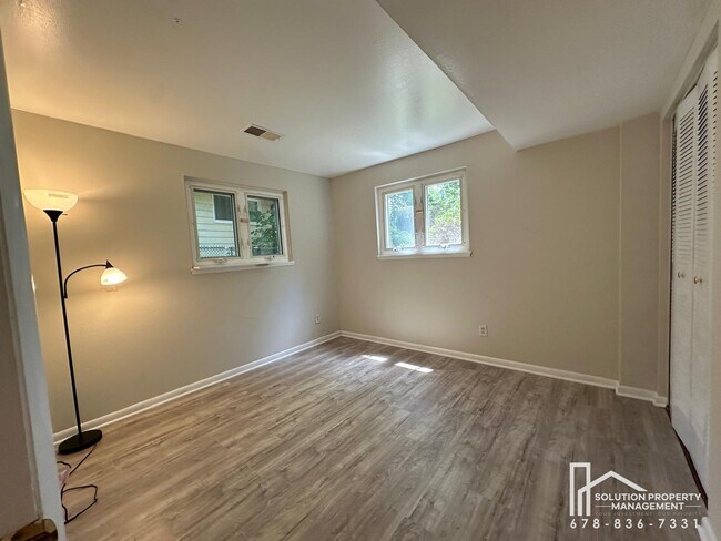 Building Photo - 1323 Hilton Dr