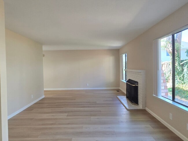 Building Photo - Spacious 2-Story Townhome, 2122 Sq Ft, End...